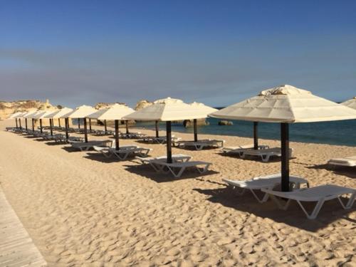 T1 - Praia da Rocha - com Vistas de Mar e Terraço, Portimão