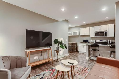 Central Park - 28th Place Apt in Aurora, USA