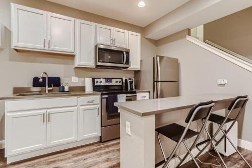 Central Park - 28th Place Apt in Aurora, USA
