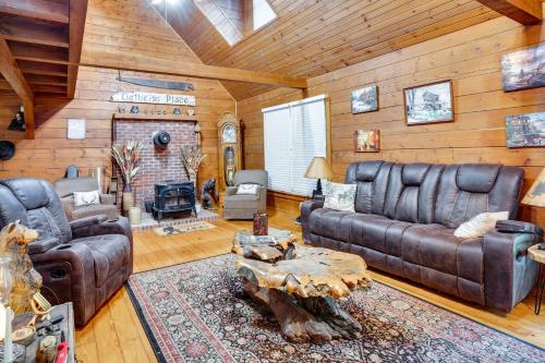 Orleans Retreat with Private Hot Tub and Fireplace! in 貝德福德