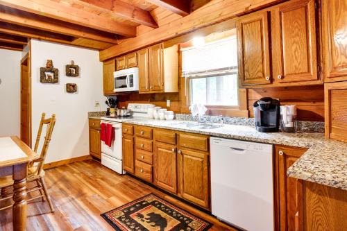Orleans Retreat with Private Hot Tub and Fireplace! in Bedford