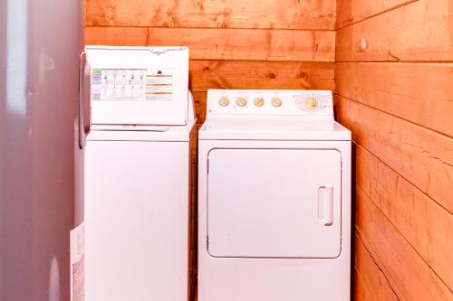 Orleans Retreat with Private Hot Tub and Fireplace! in Bedford