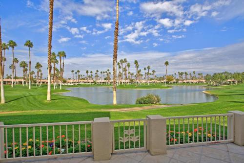 VB802 - Two Lakes in Palm Desert, USA