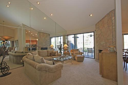 VB802 - Two Lakes in Palm Desert, USA