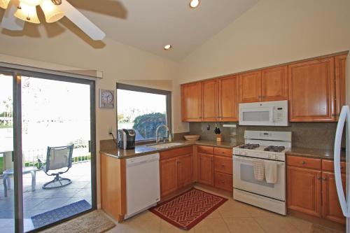 VB802 - Two Lakes in Palm Desert, USA