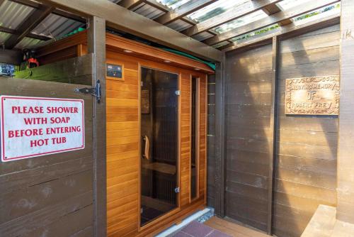 Gardenia Room on Tropical Lush Farm in Haiku, Maui