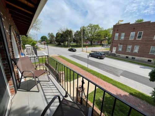 Luxurious 2-Bedroom Abode with Elevated Comforts Near Main Street in St. Charles, USA