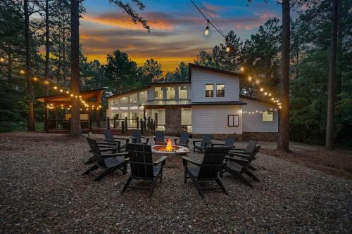 NEW! HGTV Cabin/Secluded/Mini Putt & Ping Pong!