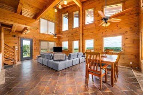 . Panoramic Paradise 3BR Cabin with Idyllic Views