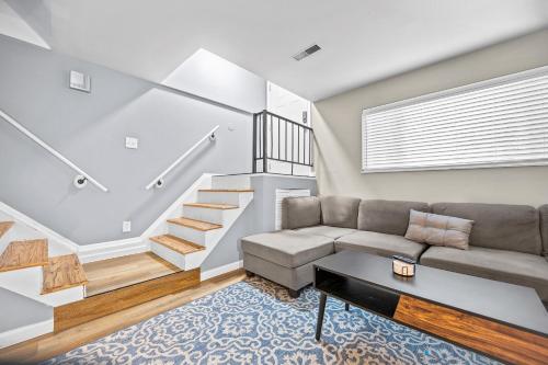 Spacious 2 Bedroom Townhome by StayLage
