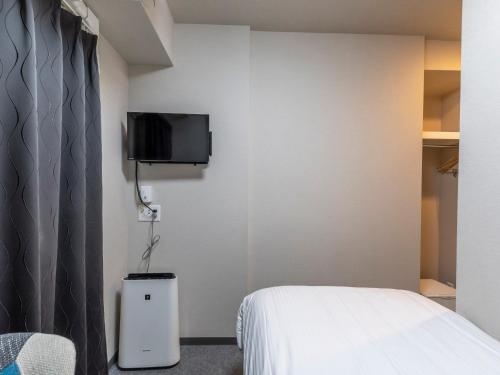 Single Room - Non-Smoking image 8