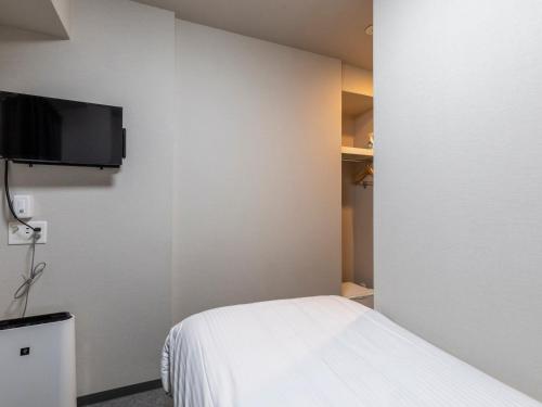 Single Room - Non-Smoking image 9