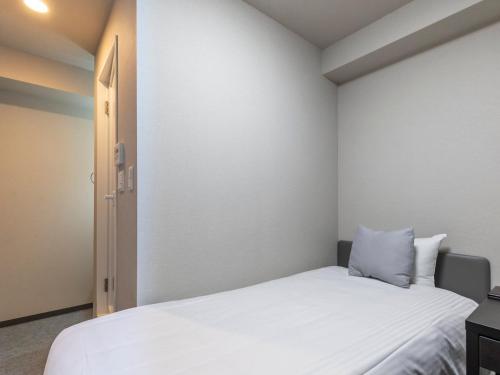 Single Room - Non-Smoking image 10