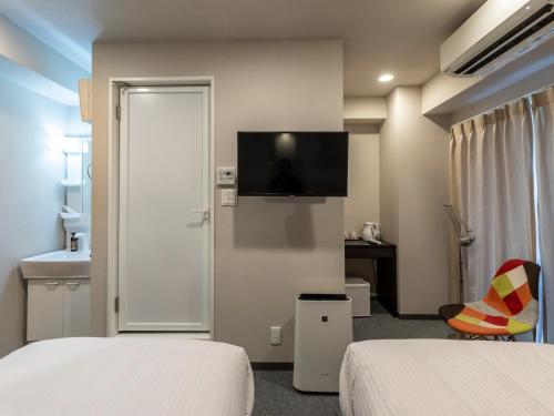 Twin Room - Non-Smoking image 9