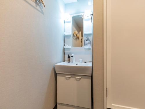 Twin Room - Non-Smoking image 4