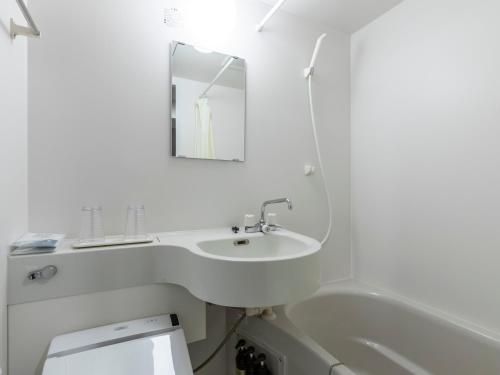 Twin Room - Non-Smoking image 2