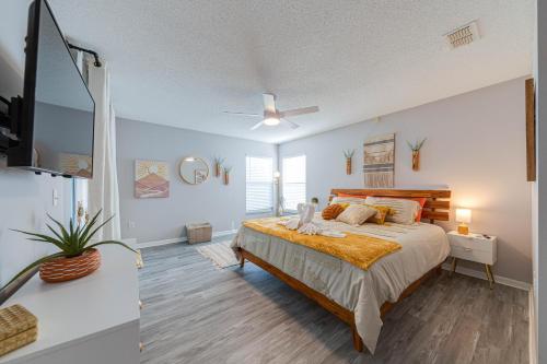 The Place - Modern Orlando Area Home with Pool, Spa, Backyard, Mobility Access in Davenport, USA