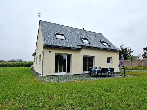 Spacious house for 8 people, 1 km from the coast, Pink granite coast - Location saisonnière - Penvénan