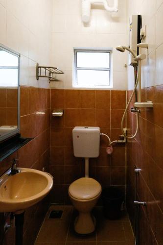 Golden Lodge Room Type - Twin Room with Shared Bathroom