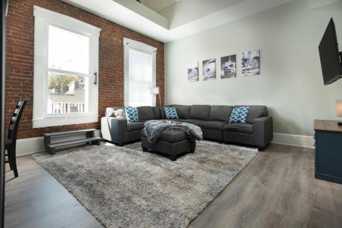 Main Street Balcony Apartment For up to 8 guests! thumb 4