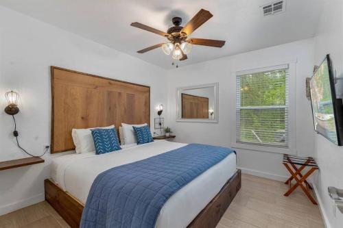Cozy Cottage • King Bed • Grove • Kayaks • Boat Parking - Monkey Island, OK