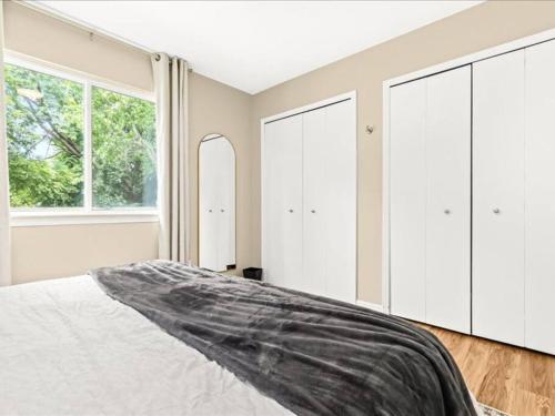 Spacious 1BR [End Unit] in the Heart of Roseville in Roseville, USA
