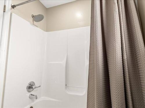 Spacious 1BR [End Unit] in the Heart of Roseville in Roseville, USA