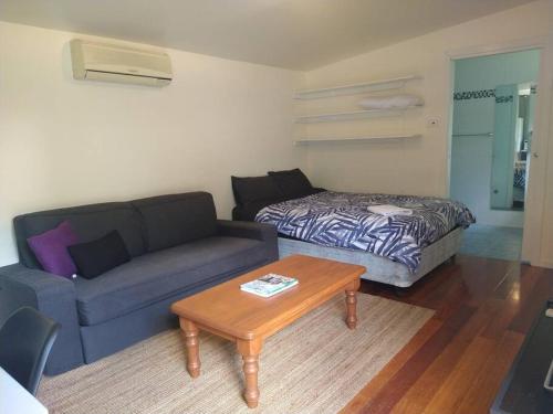 Studio with Queen bed, Free parking