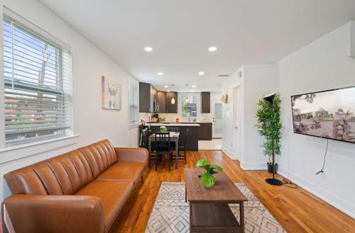 Modern Colonial 3BR 2BA House 5m to DC & DCA - main image