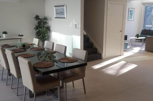 Large Home @Kingston Foreshore