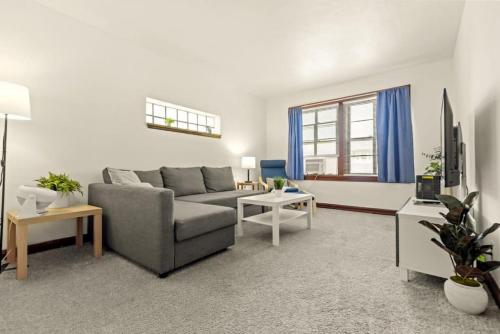 Cozy 1-bedroom apartment with free parking