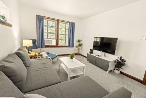 Cozy 1-bedroom apartment with free parking - image 3