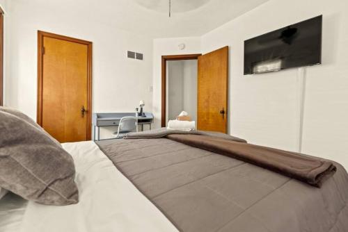Cozy 1-bedroom apartment with free parking - image 4