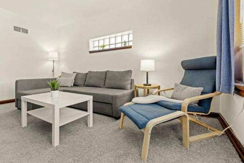 Cozy 1-bedroom apartment with free parking - image 11