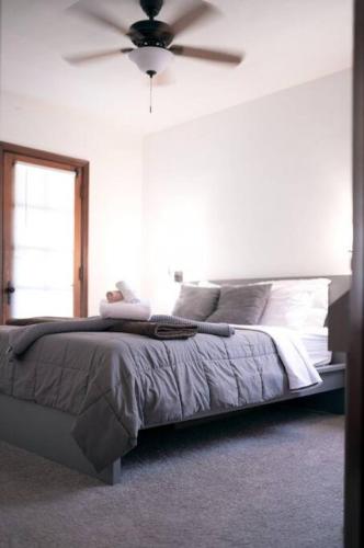 Cozy 1-bedroom apartment with free parking - image 9