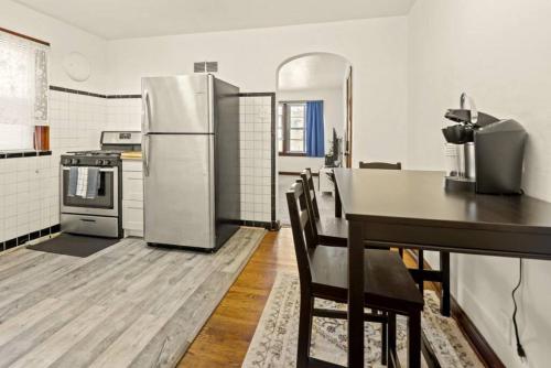 Cozy 1-bedroom apartment with free parking - image 7