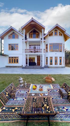 Buhayra Lakefront by VEO - Part of StayVista - Dal Lake