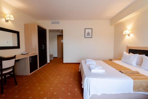 Junior Suite with Balcony image 1