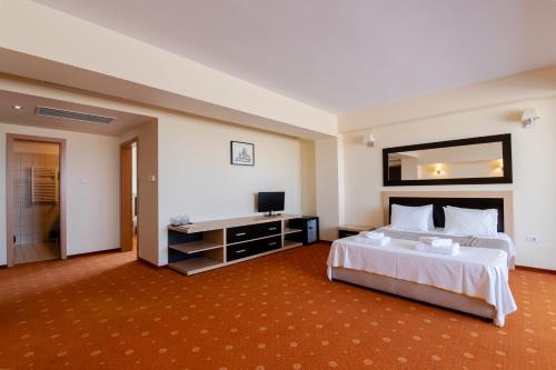 Family Suite with Terrace image 9