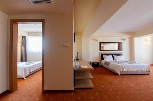 Family Suite with Terrace image 7