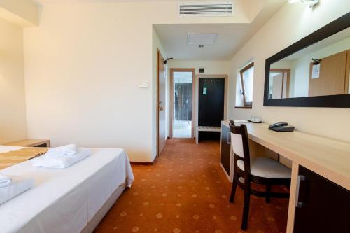 Business King Room image 7