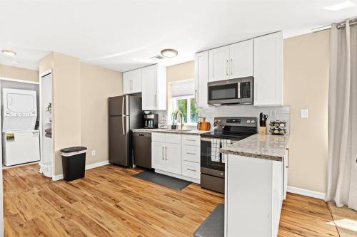 New! Comfy 1BR Upper Flat near Downtown Roseville in Roseville, USA