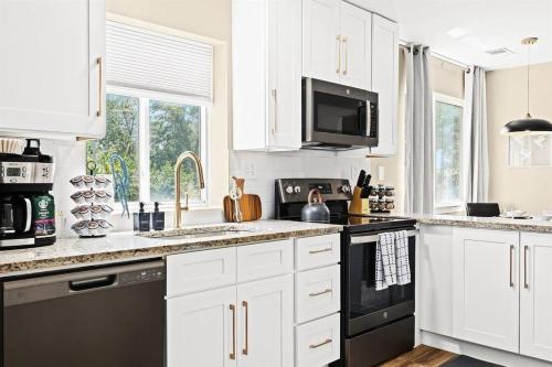 New! Comfy 1BR Upper Flat near Downtown Roseville thumb 2