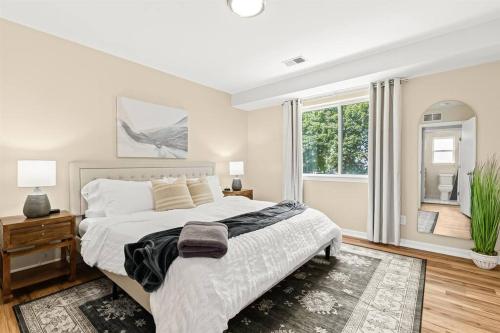 New! Comfy 1BR Upper Flat near Downtown Roseville thumb 3