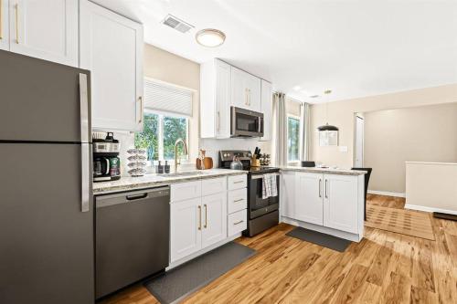 New! Comfy 1BR Upper Flat near Downtown Roseville thumb 4