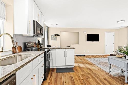 New! Comfy 1BR Upper Flat near Downtown Roseville detail