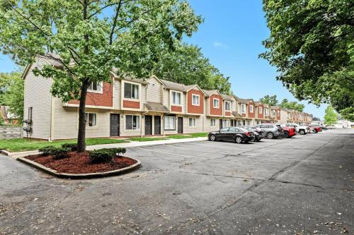 New! Comfy 1BR Upper Flat near Downtown Roseville detail