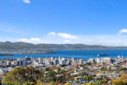 Beautiful City & Harbour views/free parking - Apartment - Hobart