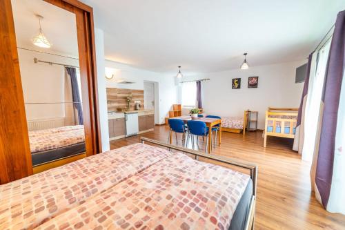 1 double bed, 2 twin beds
