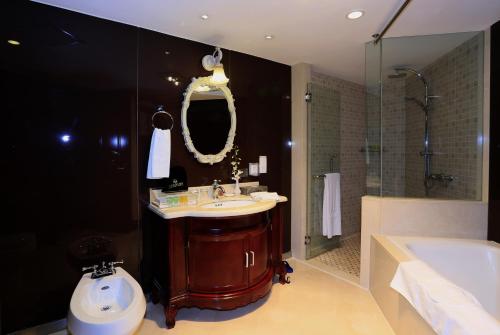 room detail thumbnail 2